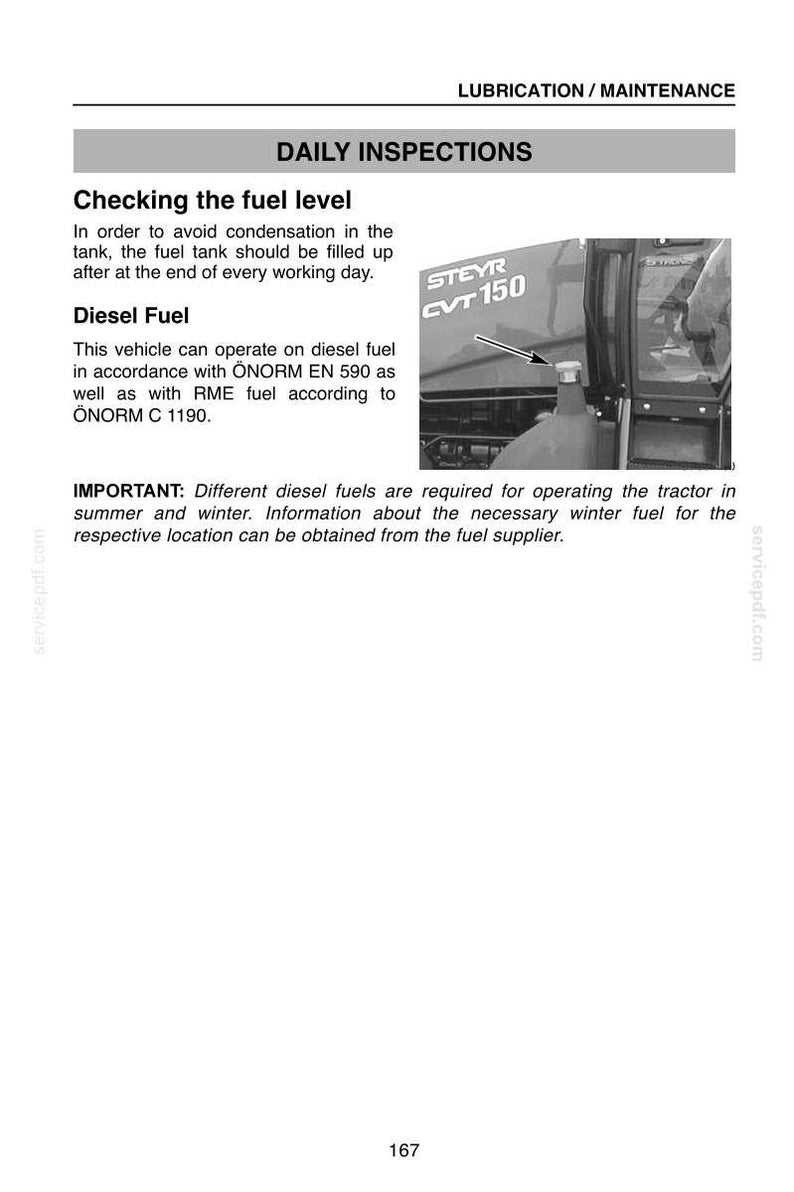 Op de afbeelding: Een pagina uit een technisch handboek getiteld LUBRICATION / MAINTENANCE, DAILY INSPECTIONS, Checking the fuel level. Het bevat tekst over dieselbrandstofnormen en een afbeelding van een Steyr CVT 150 tractor met een pijl naar de tankdop.