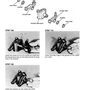 Pu&ograve; includere: Diagramma tecnico di un gruppo bilanciere, con parti etichettate tra cui bilancieri, rondelle e anelli elastici. Istruzioni di montaggio passo passo. Il testo include "Rocker Arm Assembly".