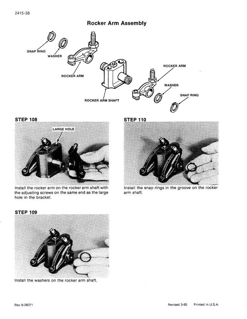 Pu&ograve; includere: Diagramma tecnico di un gruppo bilanciere, con parti etichettate tra cui bilancieri, rondelle e anelli elastici. Istruzioni di montaggio passo passo. Il testo include "Rocker Arm Assembly".