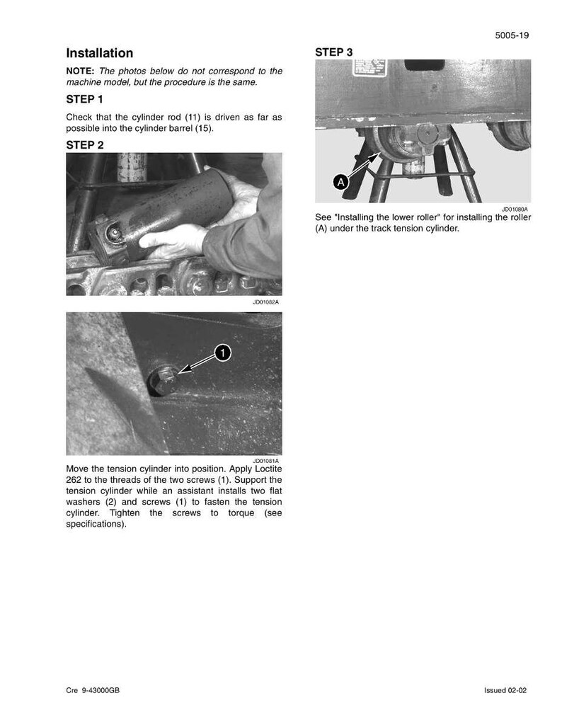Może przedstawiać: Instrukcje instalacji z diagramami dla komponentu maszyny. Kroki obejmują sprawdzenie pręta cylindra, przesunięcie cylindra napinającego oraz instalację podkładek i śrub. Tekst zawiera "KROK 1", "KROK 2" i "KROK 3".