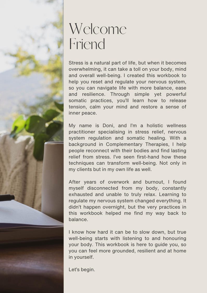 Puede incluir: Un cuaderno de trabajo con el t&iacute;tulo "Welcome Friend" en una fuente suave y elegante. El texto describe la gesti&oacute;n del estr&eacute;s, la regulaci&oacute;n del sistema nervioso y las pr&aacute;cticas som&aacute;ticas para el bienestar. Una taza y un libro son visibles en primer plano.