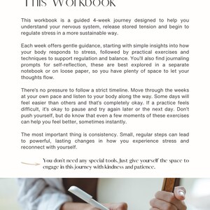 Puede incluir: Un cuaderno de trabajo titulado "How To Use This Workbook" con texto que describe un viaje de 4 semanas para controlar el estr&eacute;s. Una mano sostiene un bol&iacute;grafo sobre un cuaderno abierto. El cuaderno ofrece orientaci&oacute;n y indicaciones de diario.