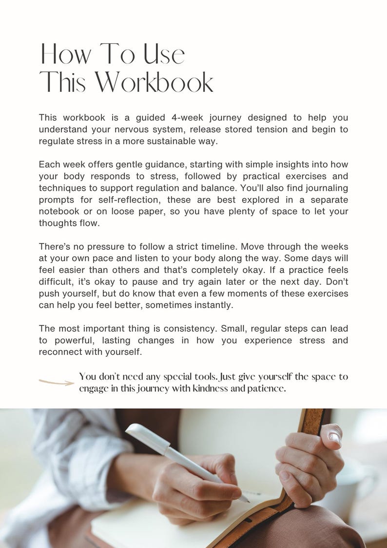 Puede incluir: Un cuaderno de trabajo titulado "How To Use This Workbook" con texto que describe un viaje de 4 semanas para controlar el estr&eacute;s. Una mano sostiene un bol&iacute;grafo sobre un cuaderno abierto. El cuaderno ofrece orientaci&oacute;n y indicaciones de diario.