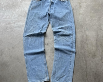 Jeans Levi's 501 vintage para hombre, talla 34x33, azul claro, cierre de botones, corte recto, fabricados en EE. UU. en los años 70.