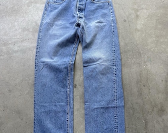 Jeans vintage Levi's 501 con bottoni, blu, da uomo, taglia 36x33, lavaggio medio, denim effetto invecchiato, anni '80.