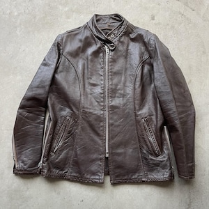 Può includere: Giacca in pelle marrone scuro con chiusura a zip, due tasche con zip e colletto alla coreana. La giacca ha una vestibilità aderente e cuciture a vista. La pelle ha un aspetto usurato, che suggerisce uno stile vintage. Design classico.