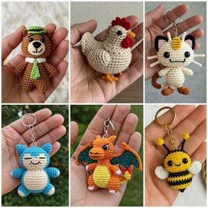 Puede incluir: Una colección de llaveros de ganchillo hechos a mano con varios personajes y animales. Incluye un oso pardo con sombrero y corbata verdes, una gallina blanca, un Meowth, un Snorlax azul, un Charizard naranja y una abeja amarilla.