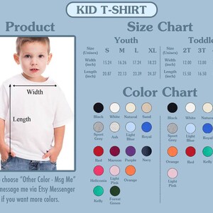 K&ouml;nnte beinhalten: Produktbild eines wei&szlig;en Kinder-T-Shirts mit Gr&ouml;&szlig;en- und Farbtabellen. Die Gr&ouml;&szlig;entabelle enth&auml;lt Ma&szlig;e in Zoll f&uuml;r Jugend- und Kleinkindgr&ouml;&szlig;en. Die Farbtabelle zeigt verschiedene Farboptionen.