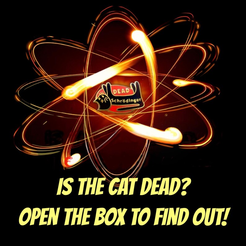 Pu&ograve; includere: Uno sfondo nero con un simbolo di atomo arancione e giallo brillante. Il simbolo dell'atomo ha una spilla rossa e nera al centro con il testo "DEAD Schr&ouml;dinger" su di esso. Il testo "IS THE CAT DEAD? OPEN THE BOX TO FIND OUT!" &egrave; scritto in giallo su uno sfondo nero.