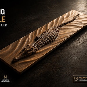 Könnte beinhalten: Detailliertes 3D-Reliefmodell eines Krokodils, das durch Wasser schwimmt, in eine rechteckige Holzoberfläche geschnitzt. Der Text "SWIMMING CROCODILE" und "3D CNC RELIEF STL FILE" sind oben zu sehen. Geeignet für CNC-Fräsen und Wandkunst.