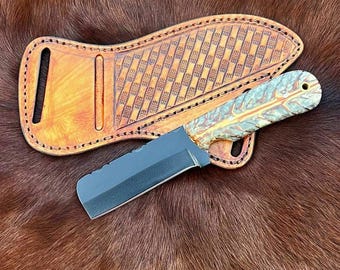 Coltello da macellaio a lama dritta in acciaio 1095, realizzato a mano, con manico a forma di pigna.