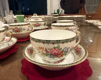 Juego de tazas y platillos vintage Union K de Checoslovaquia con diseño floral y ribete dorado.