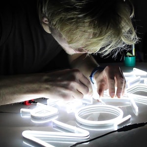 Batteridriven cyberpunk cirkel neonskylt, LED-ringväggkonst, trådlös futuristisk dekor, anpassad sci-fi-halolampa bild 15