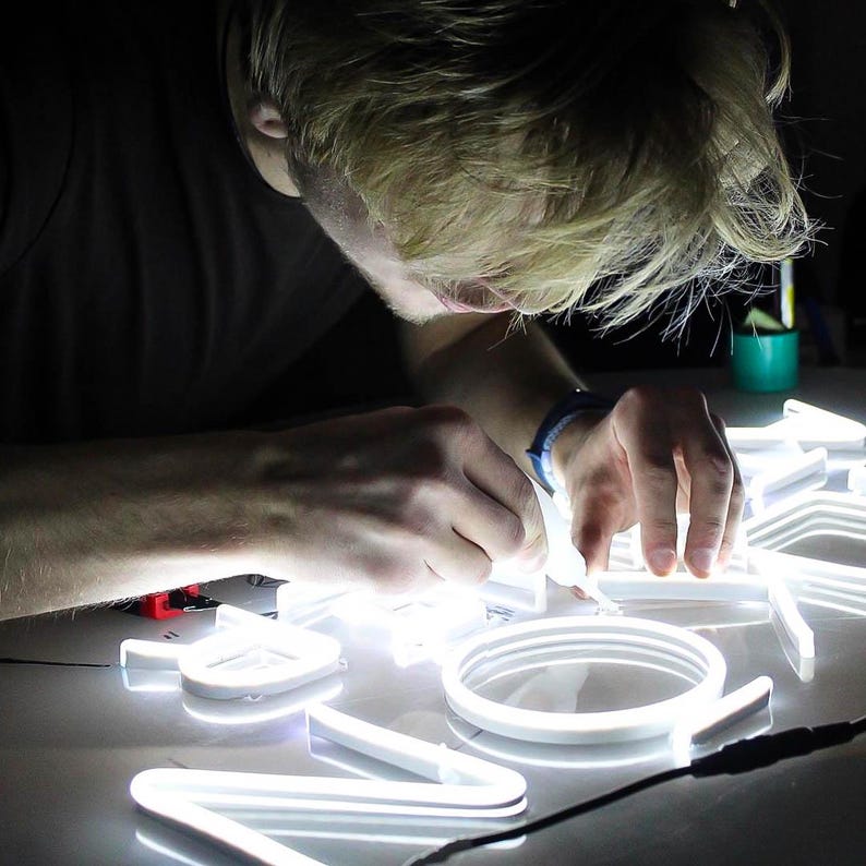 Batteridriven cyberpunk cirkel neonskylt, LED-ringväggkonst, trådlös futuristisk dekor, anpassad sci-fi-halolampa bild 15