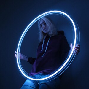Batteridriven cyberpunk cirkel neonskylt, LED-ringväggkonst, trådlös futuristisk dekor, anpassad sci-fi-halolampa bild 7