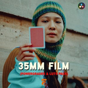 Op de afbeelding: Een veelkleurige gebreide bivakmuts met horizontale strepen in tinten groen, blauw en geel. De tekst 35MM FILM (POWERGRADES & LUTS PACK) is in wit en rood over de afbeelding geplaatst. Een rode speelkaart wordt op de voorgrond vastgehouden.