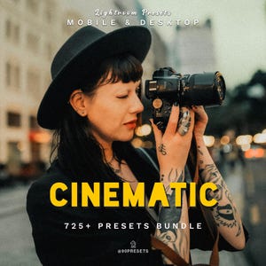 Op de afbeelding: Een digitale productadvertentie voor Lightroom Presets Mobile & Desktop met een zwarte hoed en een camera. De tekst luidt Lightroom Presets MOBILE & DESKTOP, CINEMATIC, 725+ PRESETS BUNDLE en @90PRESETS. De afbeelding toont een fotografische stijl.
