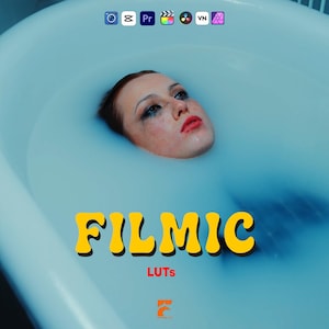 Peut inclure: Un visage de femme &eacute;merge de l'eau bleue dans une baignoire. Le mot "FILMIC" en jaune, soulign&eacute; de noir, est affich&eacute; en grandes lettres. En dessous, le mot "LUTS" est en rouge. L'image a un th&egrave;me cin&eacute;matographique.