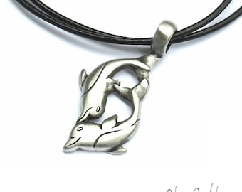Collar con colgante de delfín de peltre - Cordón de cuero de doble hebra