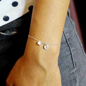 Pulsera inicial estrella, estrella de plata con pulsera estampado disco inicial, personalizada joyería, hermana madre Bridalmaids regalo Y06774