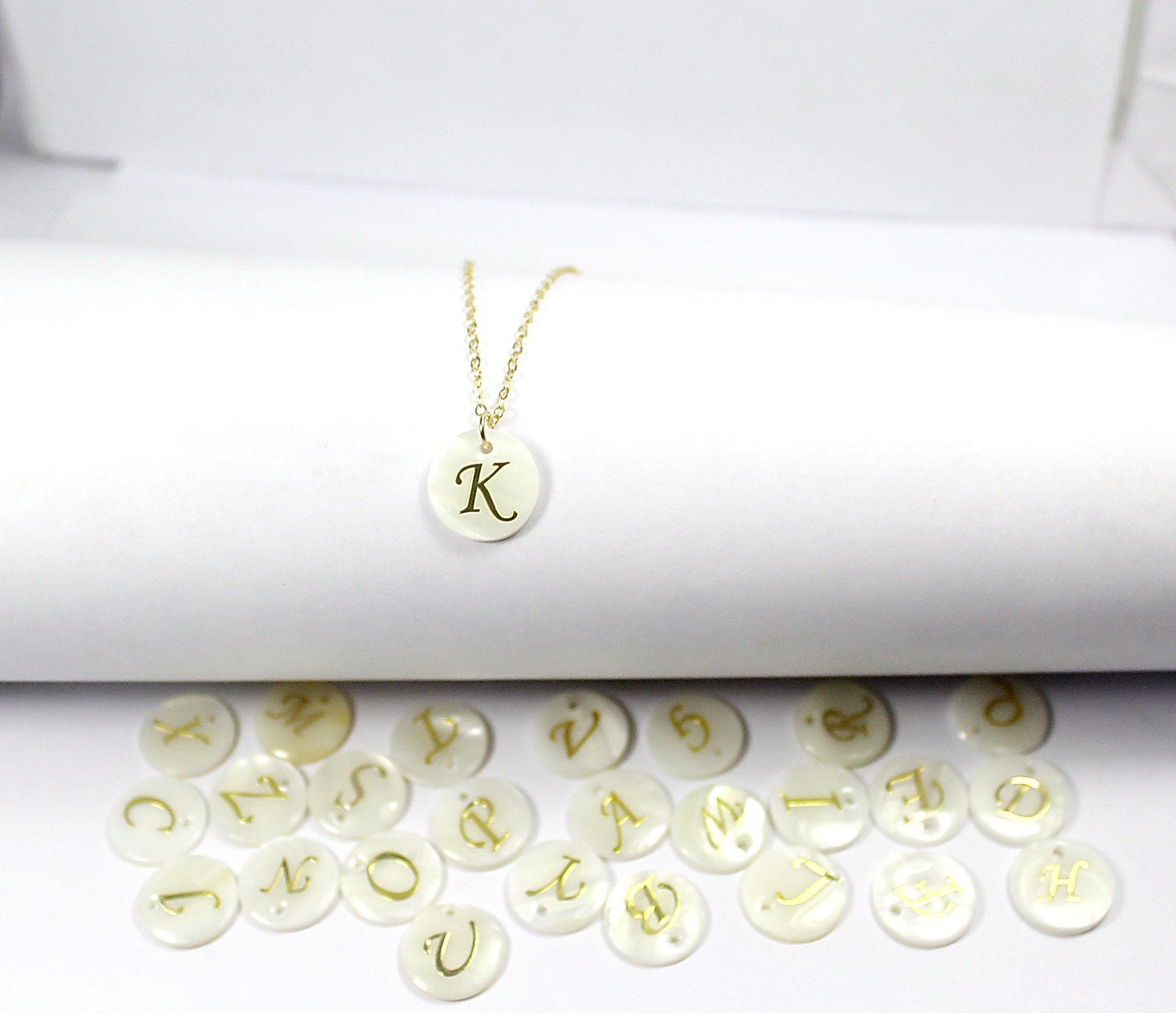 シンプルなシェルイニシャルネックレス、パーソナライズされたゴールドイニシャルネックレス、誰にでも贈れるギフト、マザーオブパールレターコイン、文字入りホワイトパールネックレス