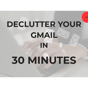 Könnte beinhalten: Bild mit dem Text „DECLUTTER YOUR GMAIL IN 30 MINUTES“. Die Hände einer Person tippen auf einer Laptop-Tastatur. Weiße Umschlaggrafiken sind über das Bild verstreut, mit einem roten Kreis in der oberen rechten Ecke.