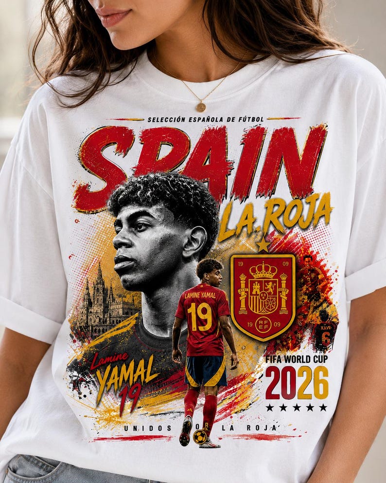 以下が含まれることがあります： ラミネ・ヤマル、スペイン代表サッカーチームのエンブレム、そして「SPAIN」、「LA ROJA」、「Lamine YAMAL 19」、「SELECCI&Oacute;N ESPA&Ntilde;OLA DE F&Uacute;TBOL」、「FIFA WORLD CUP 2026」、「UNIDOS POR LA ROJA」という文字がプリントされた白いTシャツ。