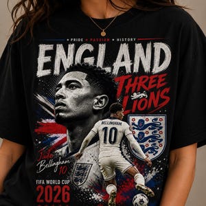 Camiseta de fútbol de Inglaterra 2026 / Camiseta gráfica de los Tres Leones / Camiseta de Jude Bellingham / Camiseta de aficionado de Inglaterra para la Copa Mundial de la FIFA 2026 / Regalo unisex de fútbol imagen 1