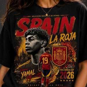 スペイン代表サッカーシャツ2026 | ラミン・ヤマル グラフィックTシャツ | ラ・ロハ サッカーTシャツ | FIFAワールドカップ2026 スペイン代表ファンシャツ | ユニセックス サッカーギフト 画像 2