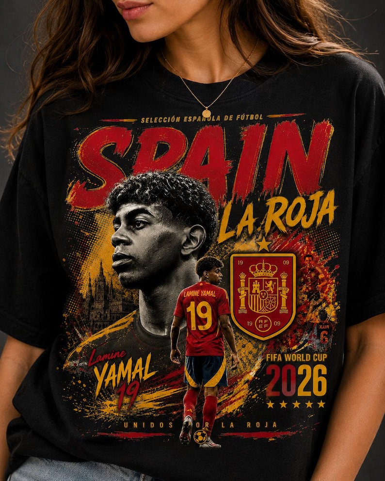 スペイン代表サッカーシャツ2026 | ラミン・ヤマル グラフィックTシャツ | ラ・ロハ サッカーTシャツ | FIFAワールドカップ2026 スペイン代表ファンシャツ | ユニセックス サッカーギフト 画像 2