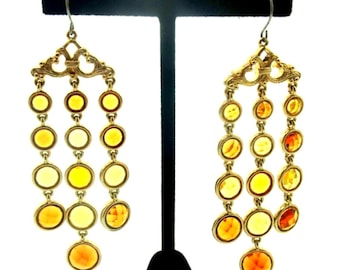 Orecchini pendenti lunghi 7,6 cm con montatura a castone in vetro sfaccettato color miele e arancione.