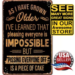 Op de afbeelding: Zwart metalen bord met gouden tekst: "Naarmate ik ouder ben geworden, heb ik geleerd dat het onmogelijk is om iedereen te plezieren, maar iedereen pissig maken is een fluitje van een cent." Inclusief een "USA Seller"-afbeelding.