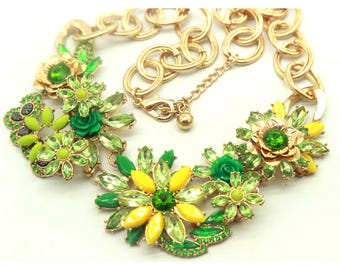 Precioso collar vintage llamativo • Flores apiladas en amarillo y verde con diamantes de imitación