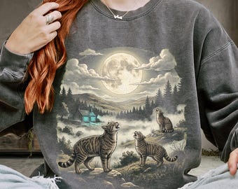 Retro schottisches Wildkatzen-Sweatshirt | Misty Highlands Vollmond Rundhalsausschnitt | Stimmungsvolle Wildnis Pullover