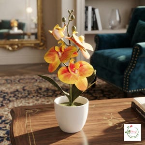 Puede incluir: Una planta de orquídea en maceta con pétalos de colores amarillo y naranja vibrantes y un centro rojo intenso. La planta presenta varias flores abiertas y capullos cerrados en un tallo verde delgado, con hojas de color verde oscuro en una maceta blanca.