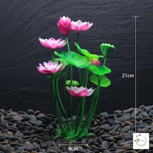 Op de afbeelding: Een kunstmatige lotusplant met levendige roze en witte bloemblaadjes, groene stengels en brede groene bladeren. De plant is 21 cm hoog en heeft een basisbreedte van 6 cm. De bloemen bevinden zich in verschillende stadia van bloei.