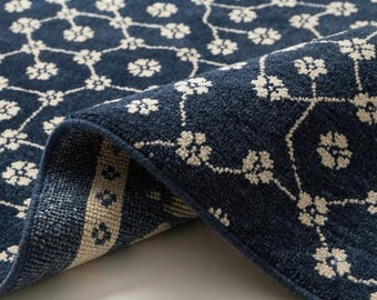 Marineblauwe handgeknoopte mat | Crèmekleurige vloerkleed met bloemenmotief | Op maat gemaakt wollen tapijt voor de woonkamer | Handgemaakte slaapkamerdecoratie in vintage stijl