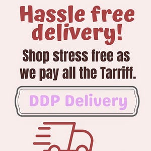 K&ouml;nnte beinhalten: Eine hellrosa Grafik mit dem Text "Hassle free delivery!" in Maroon. Darunter steht "Shop stress free as we pay all the Tarriff." Ein Banner lautet "DDP Delivery" und eine rote LKW-Grafik wird angezeigt.