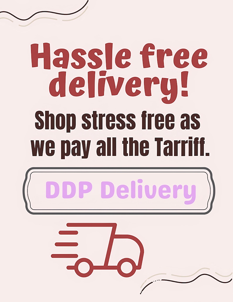 K&ouml;nnte beinhalten: Eine hellrosa Grafik mit dem Text "Hassle free delivery!" in Maroon. Darunter steht "Shop stress free as we pay all the Tarriff." Ein Banner lautet "DDP Delivery" und eine rote LKW-Grafik wird angezeigt.