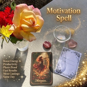Puede incluir: Un arreglo con un ramo de rosas amarillas y rosas, una vela encendida en un vaso, una piedra rosa en forma de corazón y una tarjeta con la palabra "Motivation". La imagen también incluye el texto "Motivation Spell".