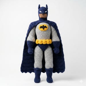 Può includere: Bambola di Batman all'uncinetto fatta a mano, con una combinazione di colori grigio e blu navy. La bambola ha un simbolo di pipistrello giallo e nero sul petto, una cintura gialla e un mantello blu navy. La bambola è alta circa 46 cm.