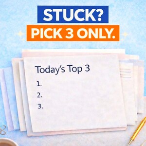 Puede incluir: Una pila de hojas de papel blancas con el texto "Today's Top 3" y una lista numerada. La imagen también incluye el texto "STUCK? PICK 3 ONLY." Un bolígrafo dorado y un clip están sobre la mesa.