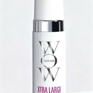 Pu&ograve; includere: Flacone bianco di Color Wow Xtra Large Bombshell Volumizer. Il flacone ha una fascia argentata e un tappo bianco. Il logo Color Wow &egrave; argentato. Contiene 195 ml di prodotto.