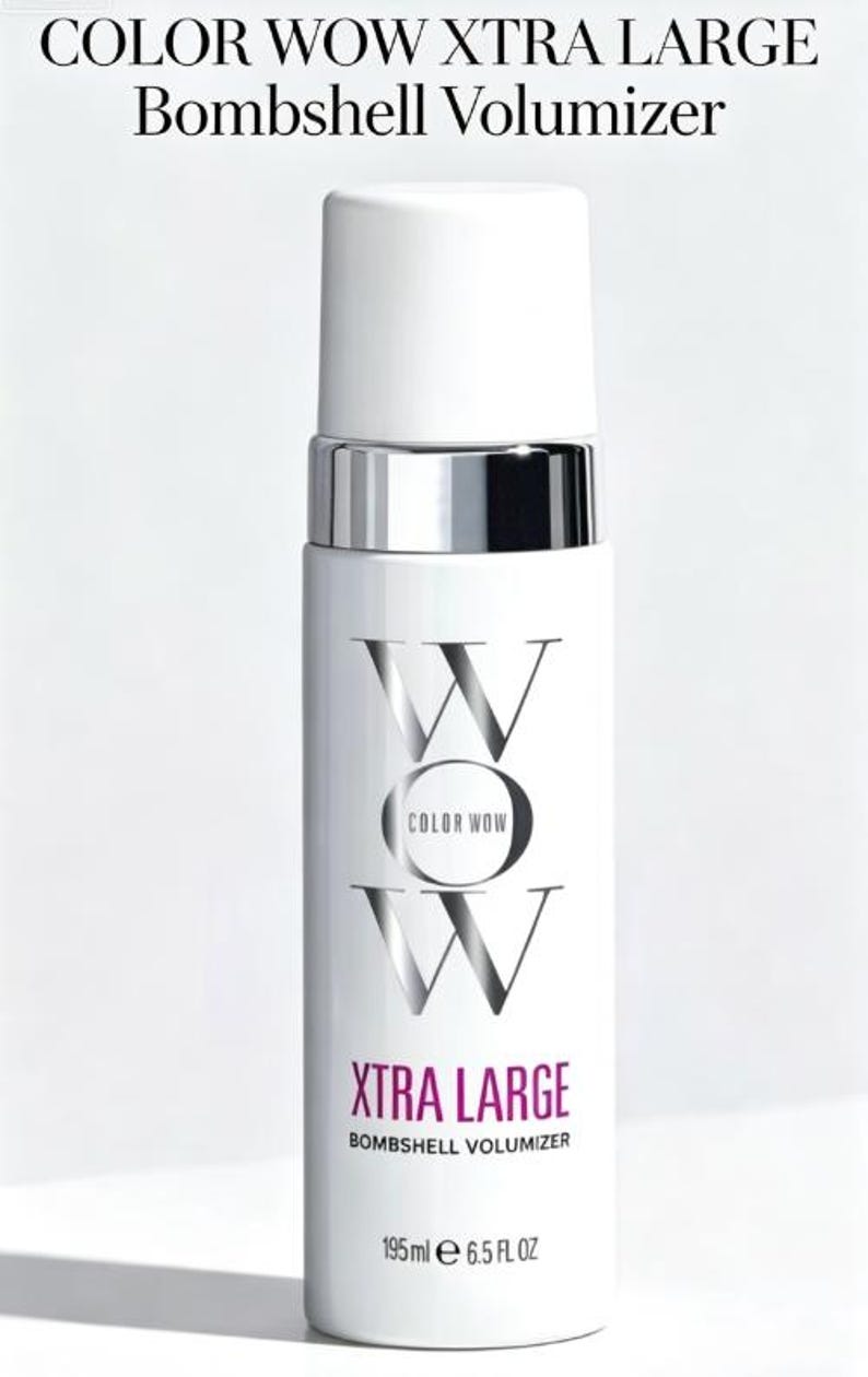 Pu&ograve; includere: Flacone bianco di Color Wow Xtra Large Bombshell Volumizer. Il flacone ha una fascia argentata e un tappo bianco. Il logo Color Wow &egrave; argentato. Contiene 195 ml di prodotto.
