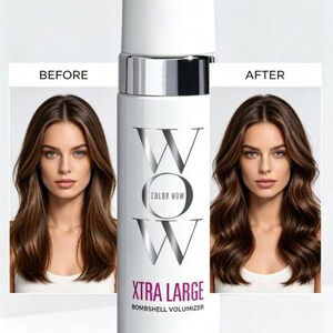 Pu&ograve; includere: Flacone bianco di Color Wow Xtra Large Bombshell Volumizer con dettagli argentati. Il flacone presenta il nome del marchio e del prodotto in argento. L'immagine mostra un confronto "Prima" e "Dopo" dei capelli di una donna. Contiene 195 ml.