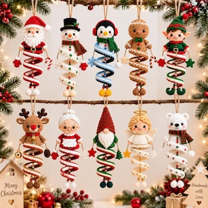 Puede incluir: Una colección de diez adornos navideños de ganchillo con personajes que incluyen a Santa Claus, un muñeco de nieve, un pingüino, un hombre de jengibre, un elfo, un reno, la Sra. Claus, un gnomo, un ángel y un oso polar, cada uno con un cuerpo en espiral.