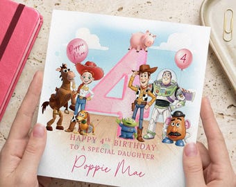 Puede incluir: Una tarjeta de cumpleaños con personajes de Toy Story, incluyendo a Woody, Buzz Lightyear y Jessie, con un gran número 4 rosa. La tarjeta dice "Feliz 4º cumpleaños a una hija especial" e incluye el nombre "Poppie Mae".