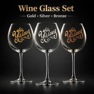 Peut inclure: Trois verres à vin avec le mot "Yuzumy" en lettres dorées, argentées et bronze. Les verres sont sur un fond noir avec le texte "Wine Glass Set - Gold • Silver • Bronze" en haut.