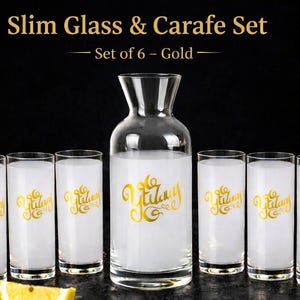 Peut inclure: Un ensemble de verres et d'une carafe fins avec un design doré. L'ensemble comprend six grands verres et une carafe. Les verres et la carafe ont un motif doré. Le fond est noir.