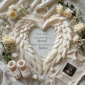 Puede incluir: Una placa blanca en forma de corazón con alas de ángel que incluye el texto You were carried for a Moment but loved for a lifetime, acompañada de rosas color crema, paniculata, un par de patucos de ganchillo blancos y un body con ecografía.